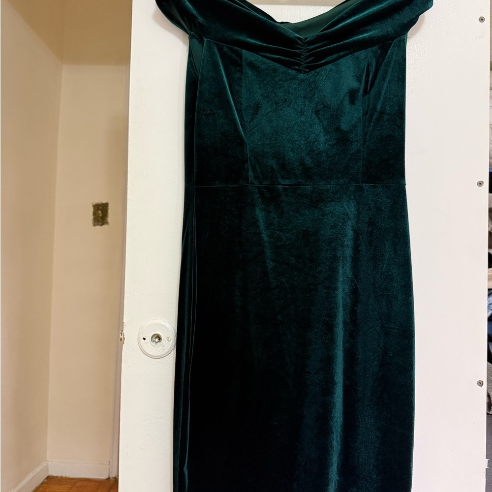 Chic Strapless Velvet Dress in Deep Green